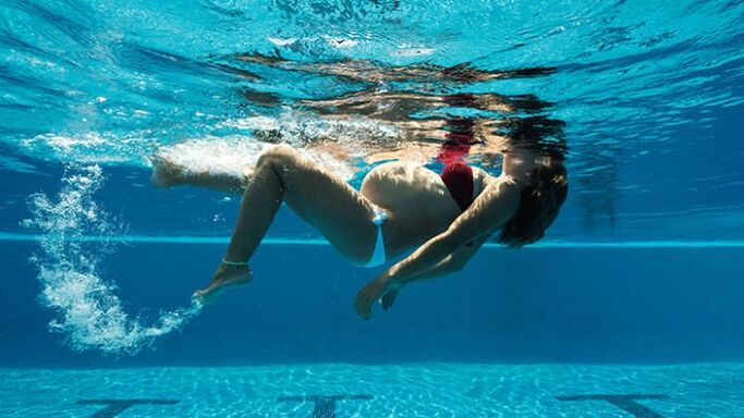 Swimming is a method of preventing and treating varicose veins during pregnancy
